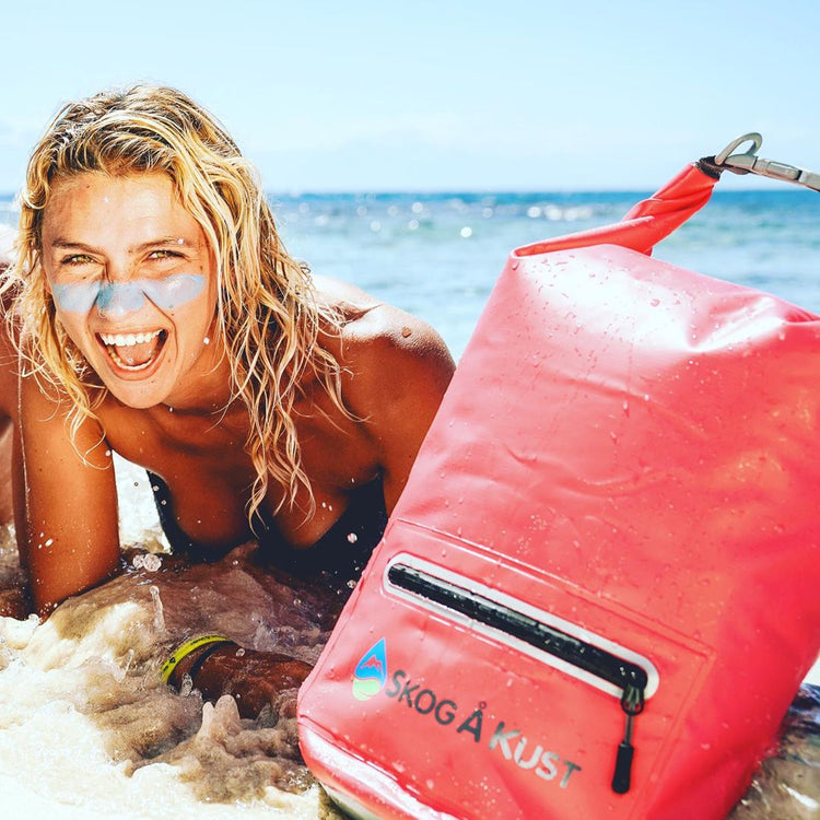 Pink Skog å Kust Dry Bag with girl at the beach